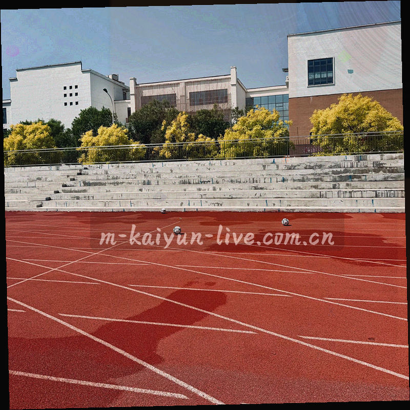 中文标题卡片与时差模块组合，深空蓝底配陶土色点缀